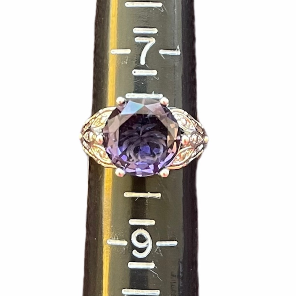 Beautiful Size 8 silver fashion ring w/blue stone